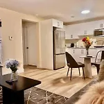 Cozy Private Modern Apartment Airport Location