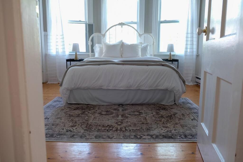 Studio 5-1 Bdrm W/ Private Bath And Shared Kitchenette Apartment