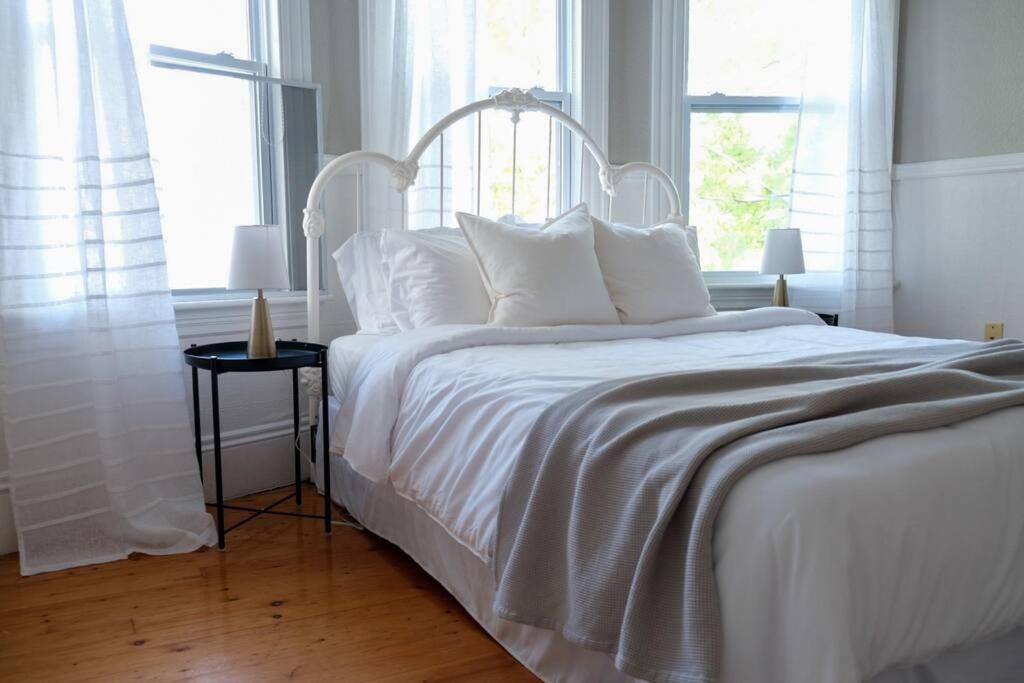 Studio 5-1 Bdrm W/ Private Bath And Shared Kitchenette Moncton