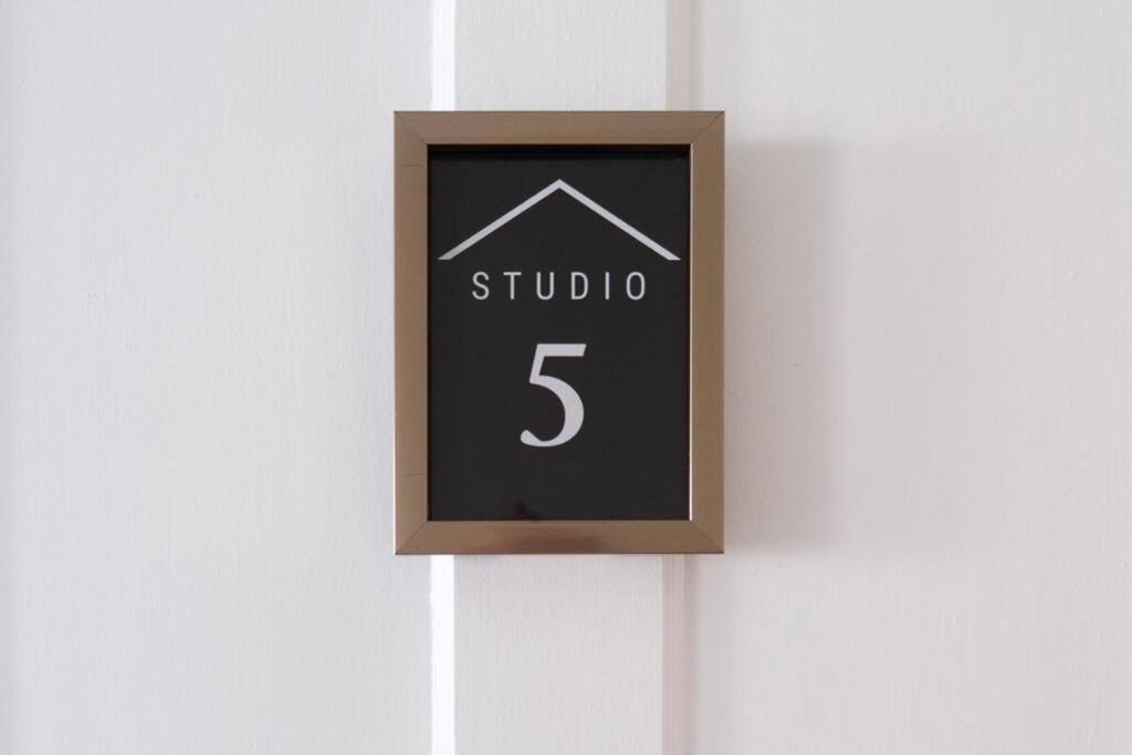 Studio 5-1 Bdrm W/ Private Bath And Shared Kitchenette Apartment *
