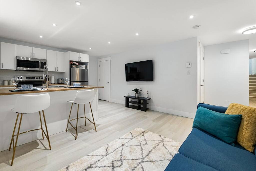 Beautiful 1 Bedroom - Private Entrance *