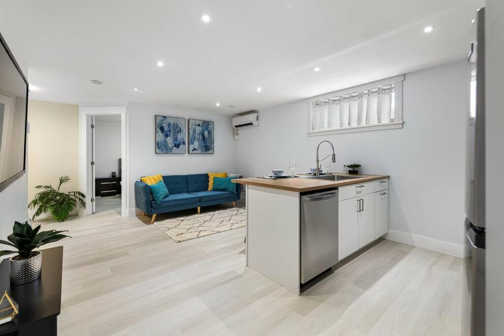 Beautiful 1 Bedroom - Private Entrance Apartment *