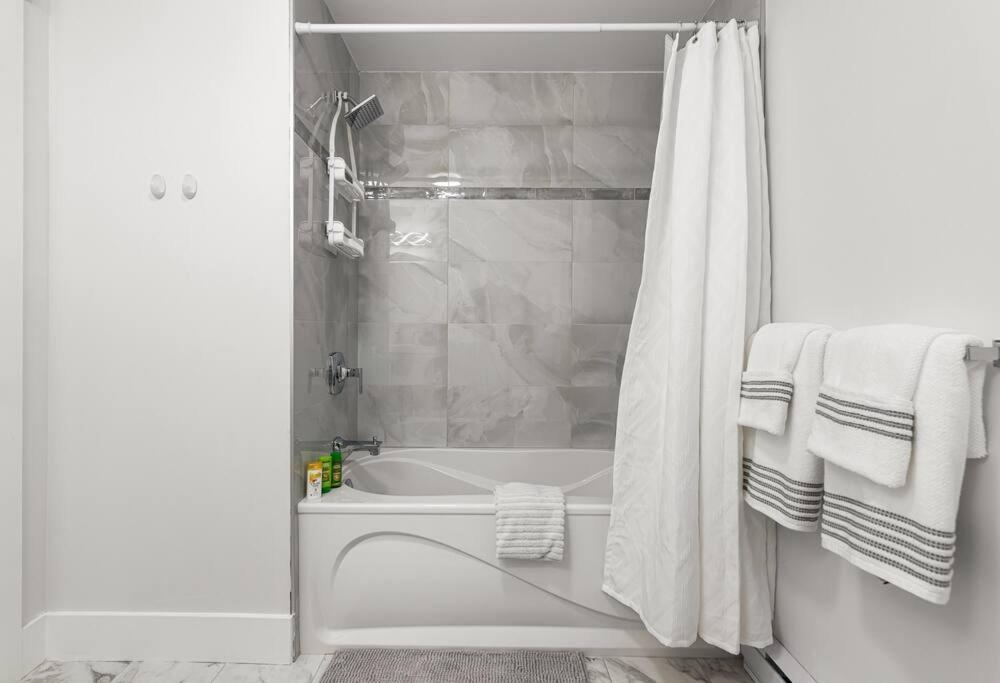Beautiful 1 Bedroom - Private Entrance Apartment
