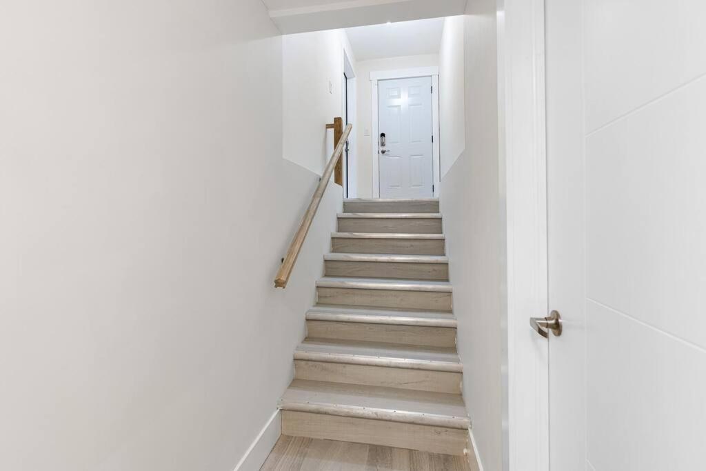 Apartment Beautiful 1 Bedroom - Private Entrance Moncton