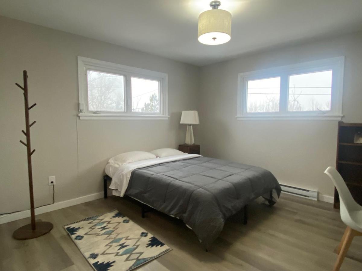 Homestay Private Lakeview House- Westmount *
