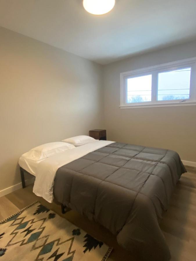 Homestay Private Lakeview House- Westmount *