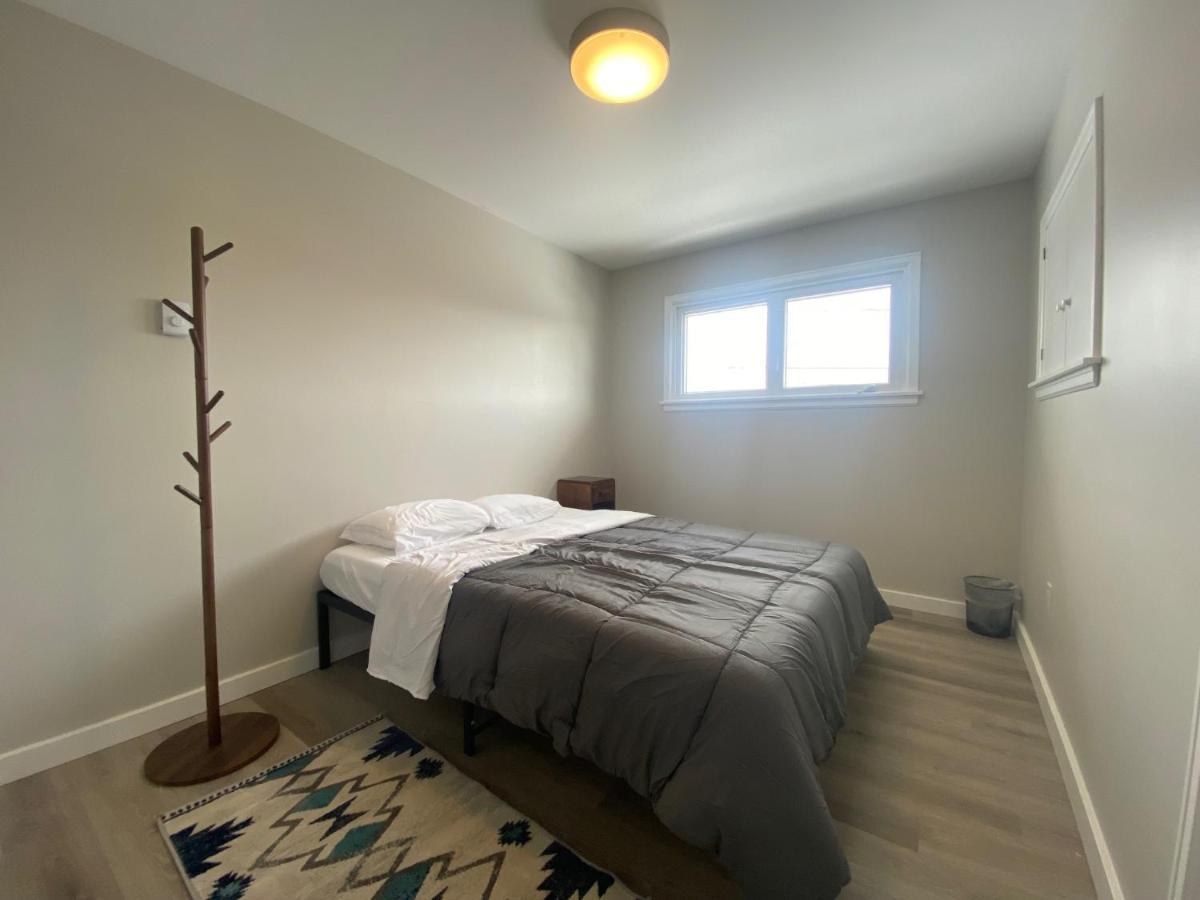 Homestay Private Lakeview House- Westmount *