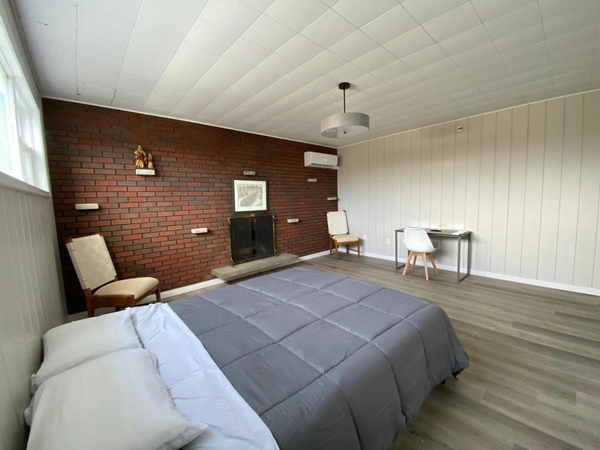 Private Lakeview House- Westmount Homestay