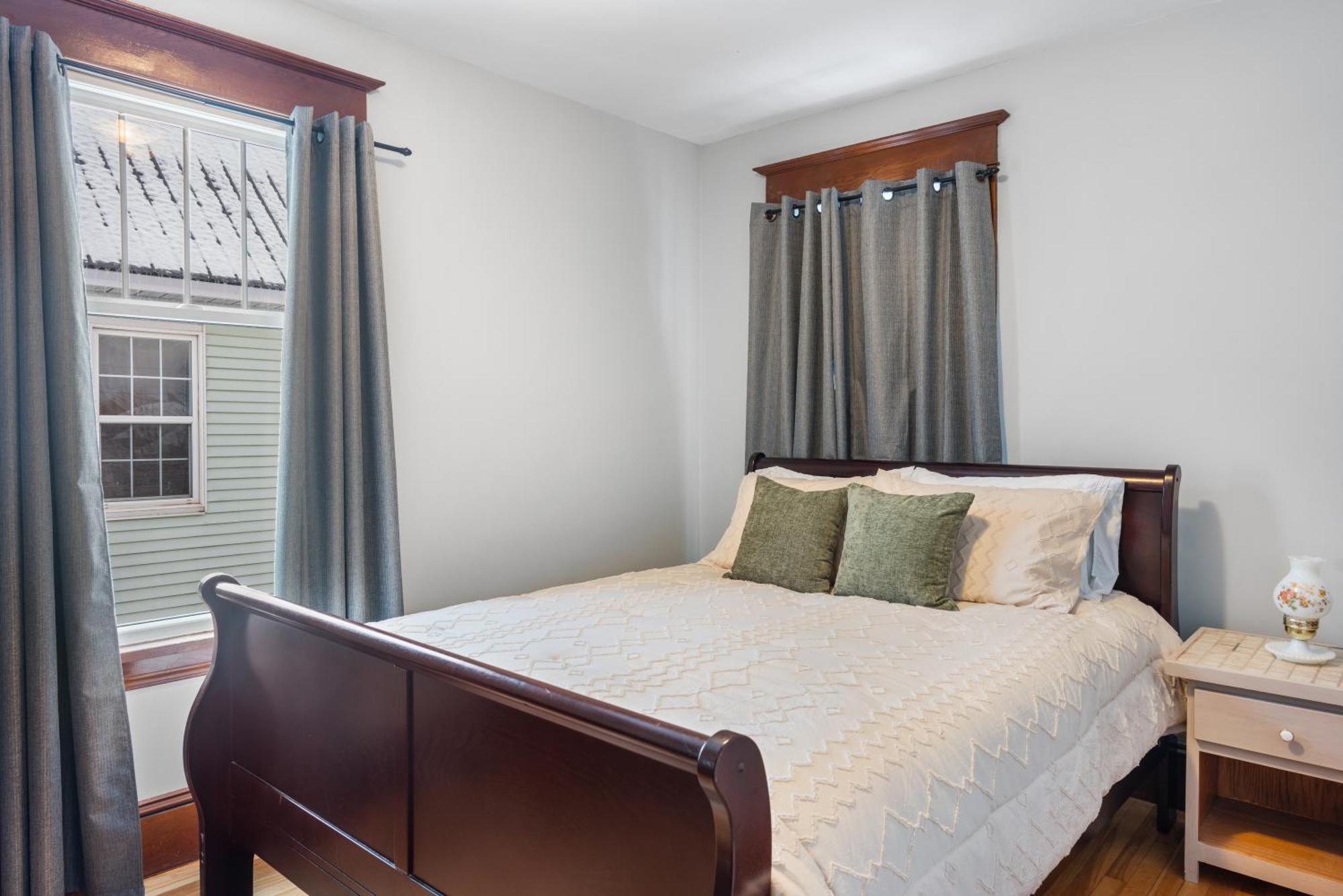 Beautiful Victorian Located Downtown *