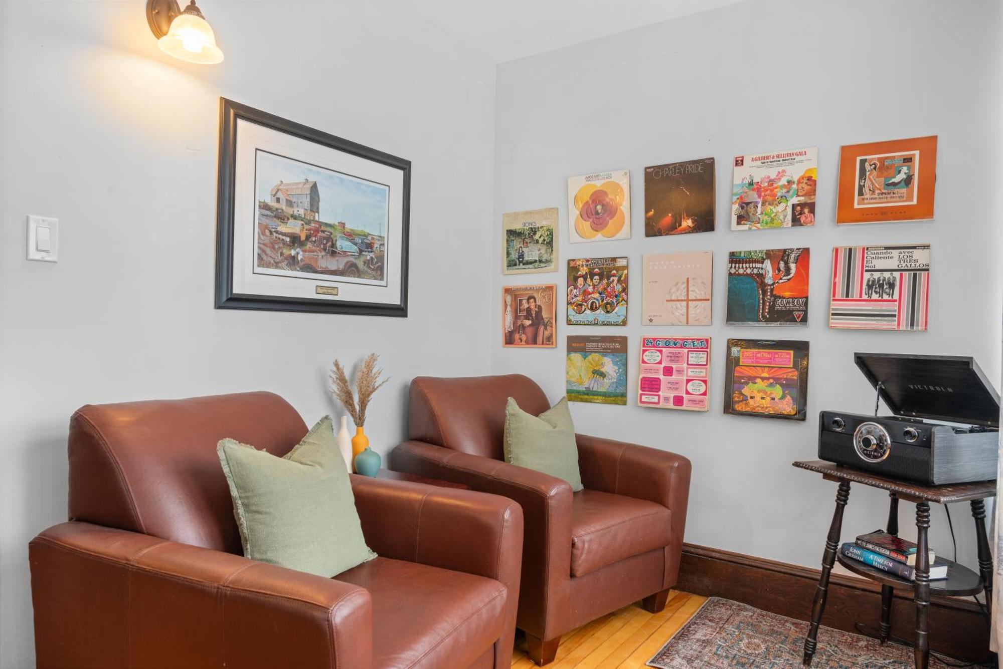 Beautiful Victorian Located Downtown *