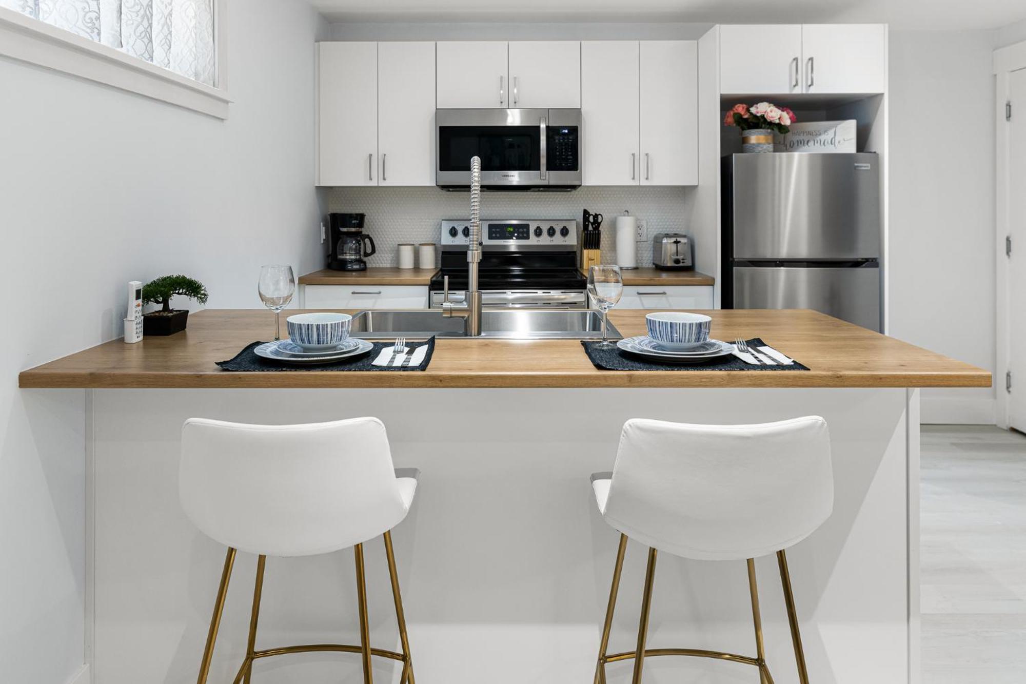 Beautiful 1 Bedroom - Private Entrance Apartment