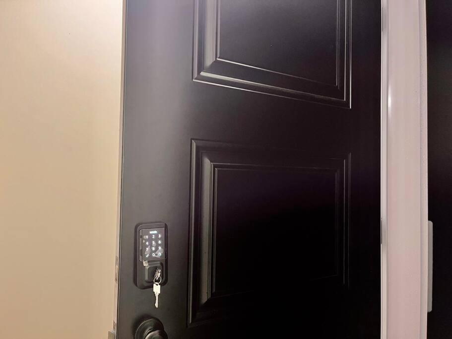 Cozy Private Modern Airport Location Apartment
