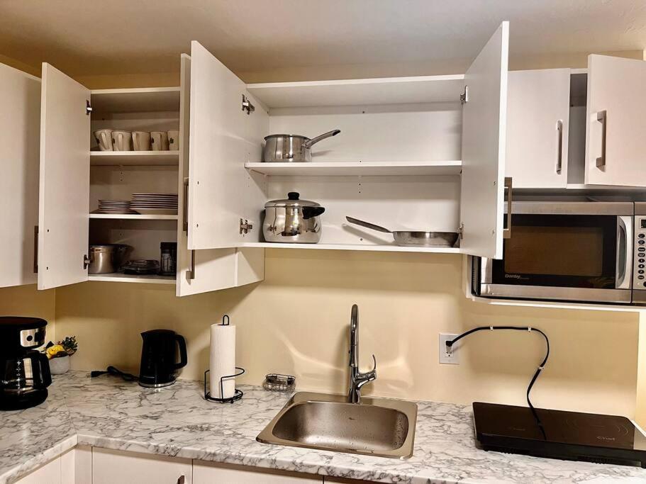 Cozy Private Modern Airport Location Apartment *