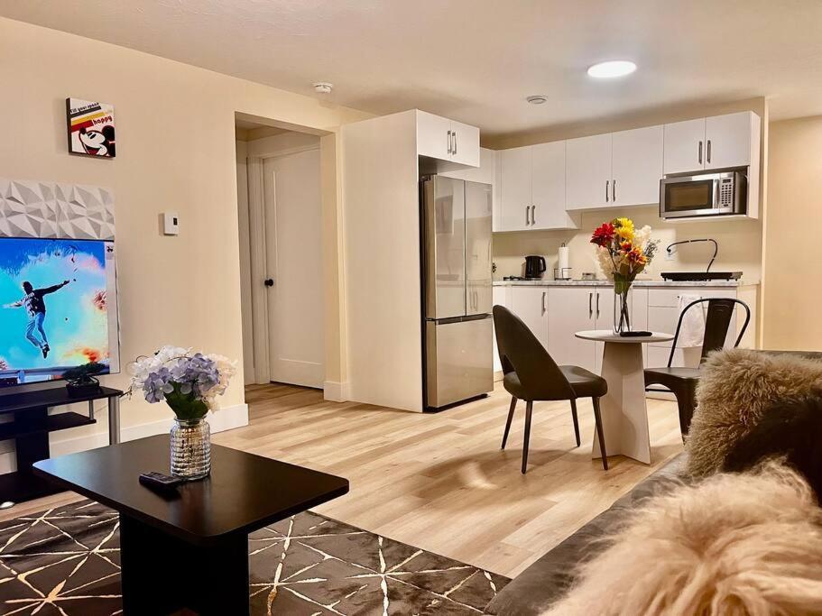 Cozy Private Modern Airport Location Apartment *