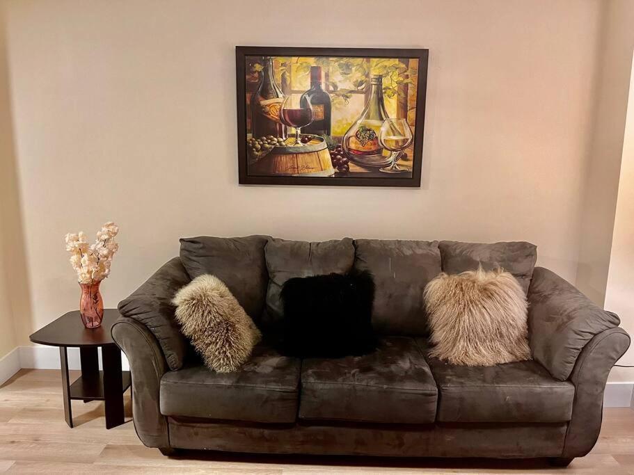 Cozy Private Modern Airport Location Apartment