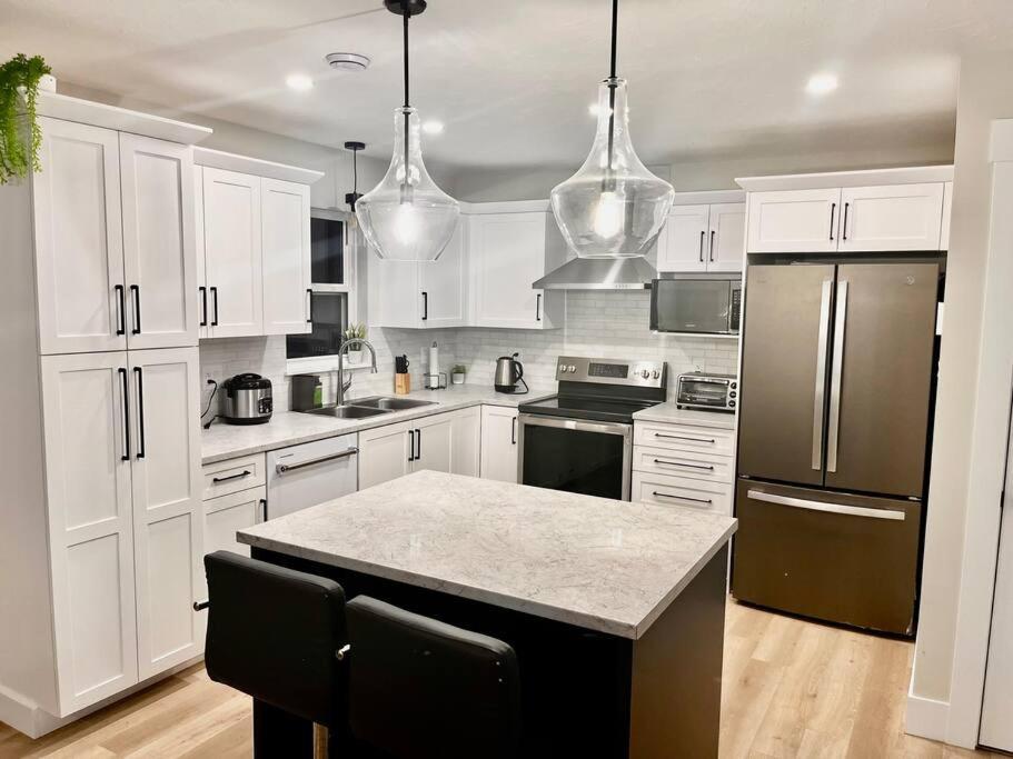 Apartment Modern Vac Home, Private Hot Tub, Close To Airport