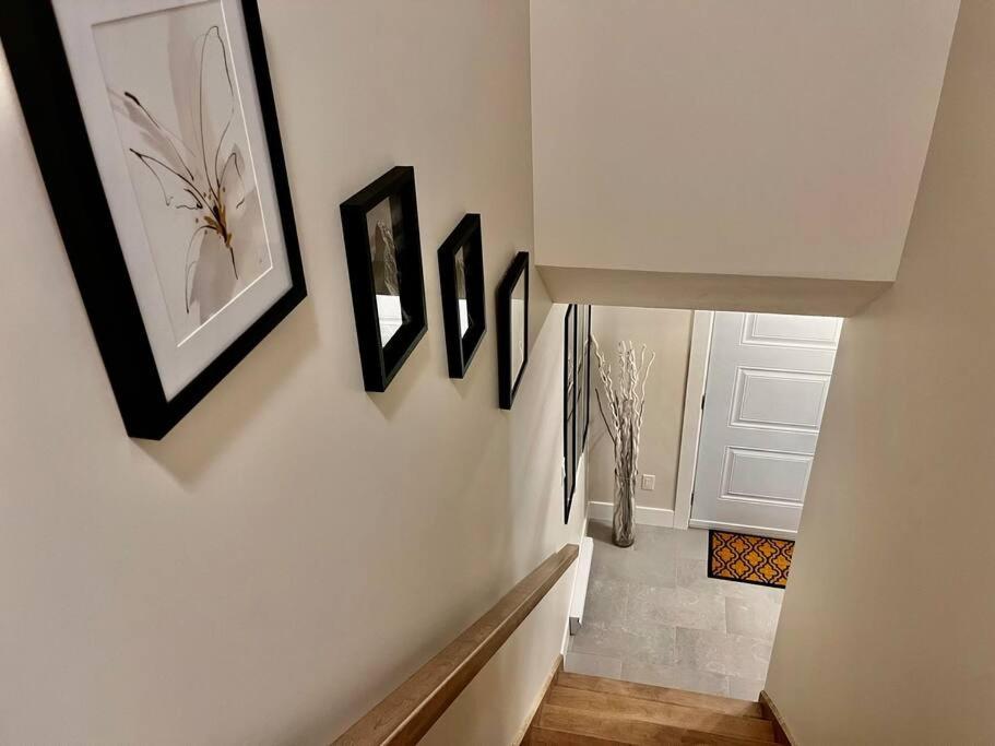 Modern Vac Home, Private Hot Tub, Close To Airport Apartment Moncton