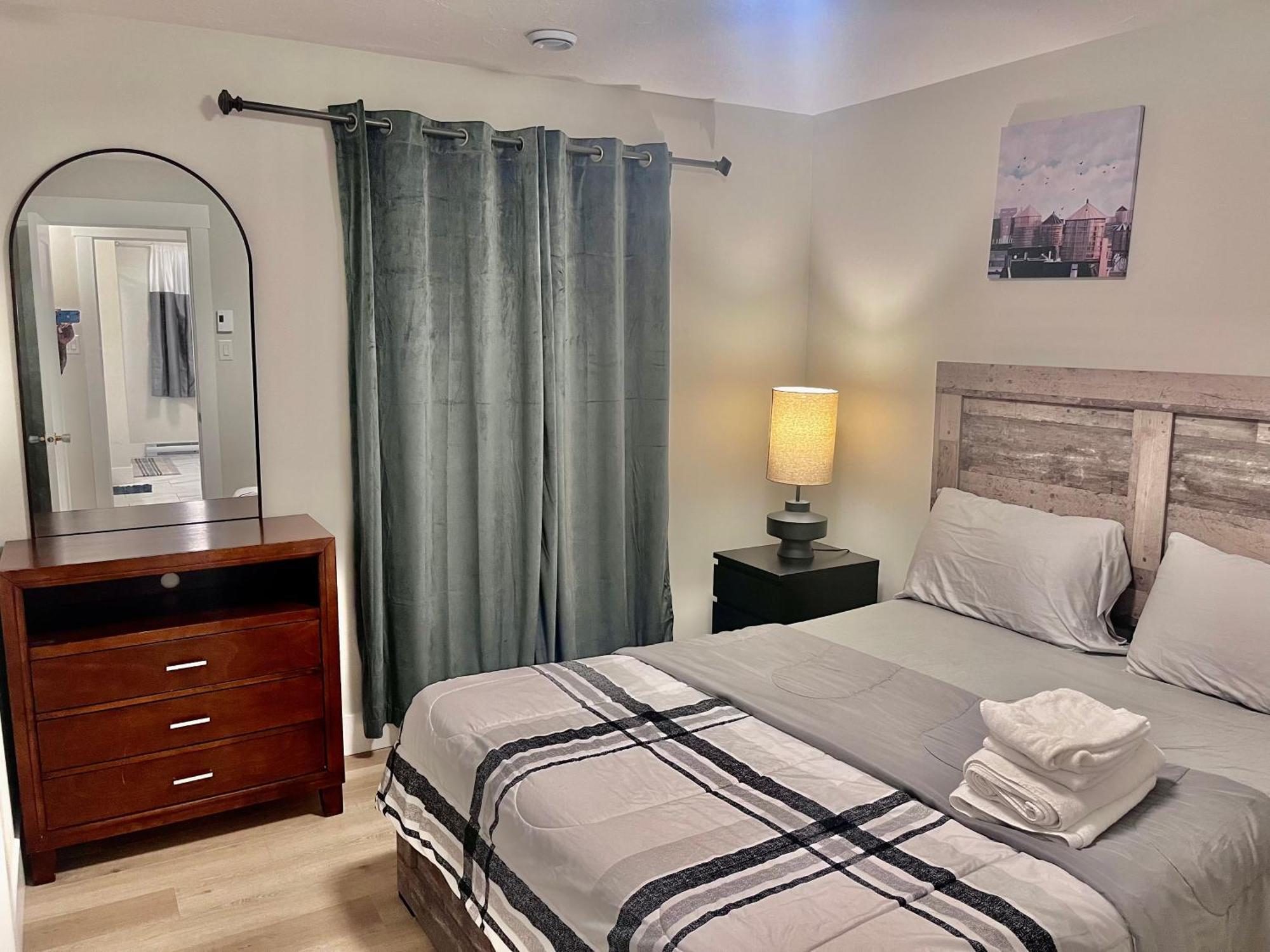Modern Vac Home, Private Hot Tub, Close To Airport *