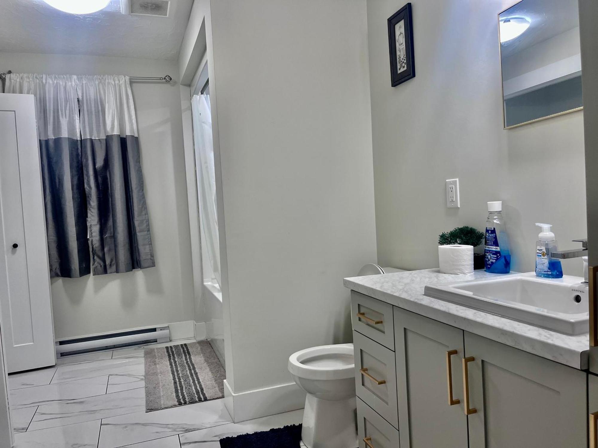Modern Vac Home, Private Hot Tub, Close To Airport Apartment Moncton