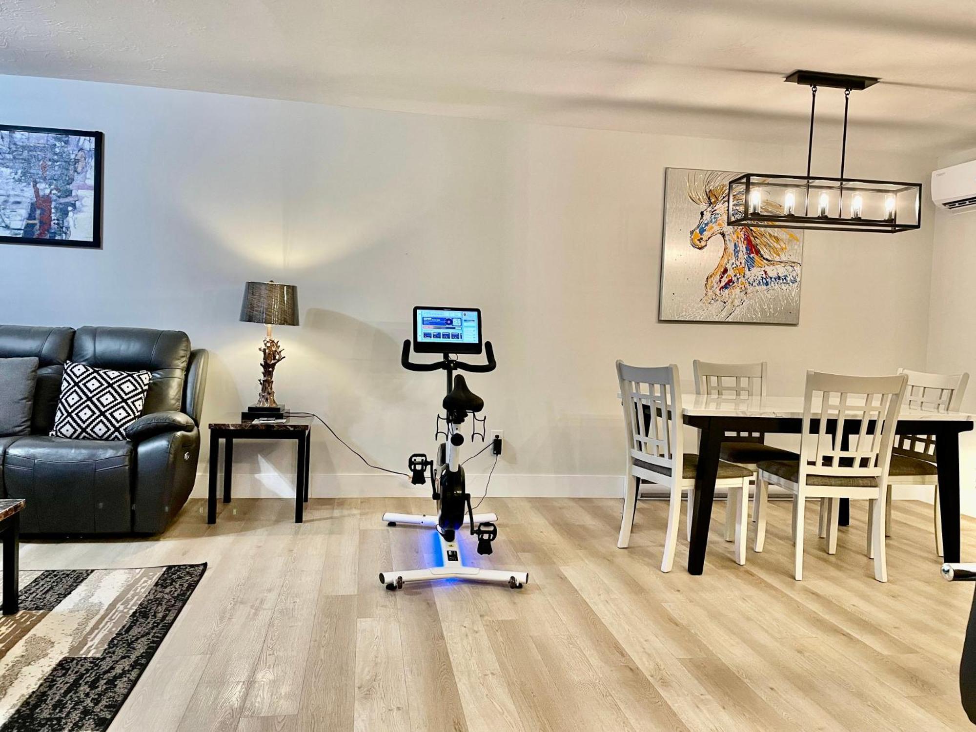Modern Vac Home, Private Hot Tub, Close To Airport