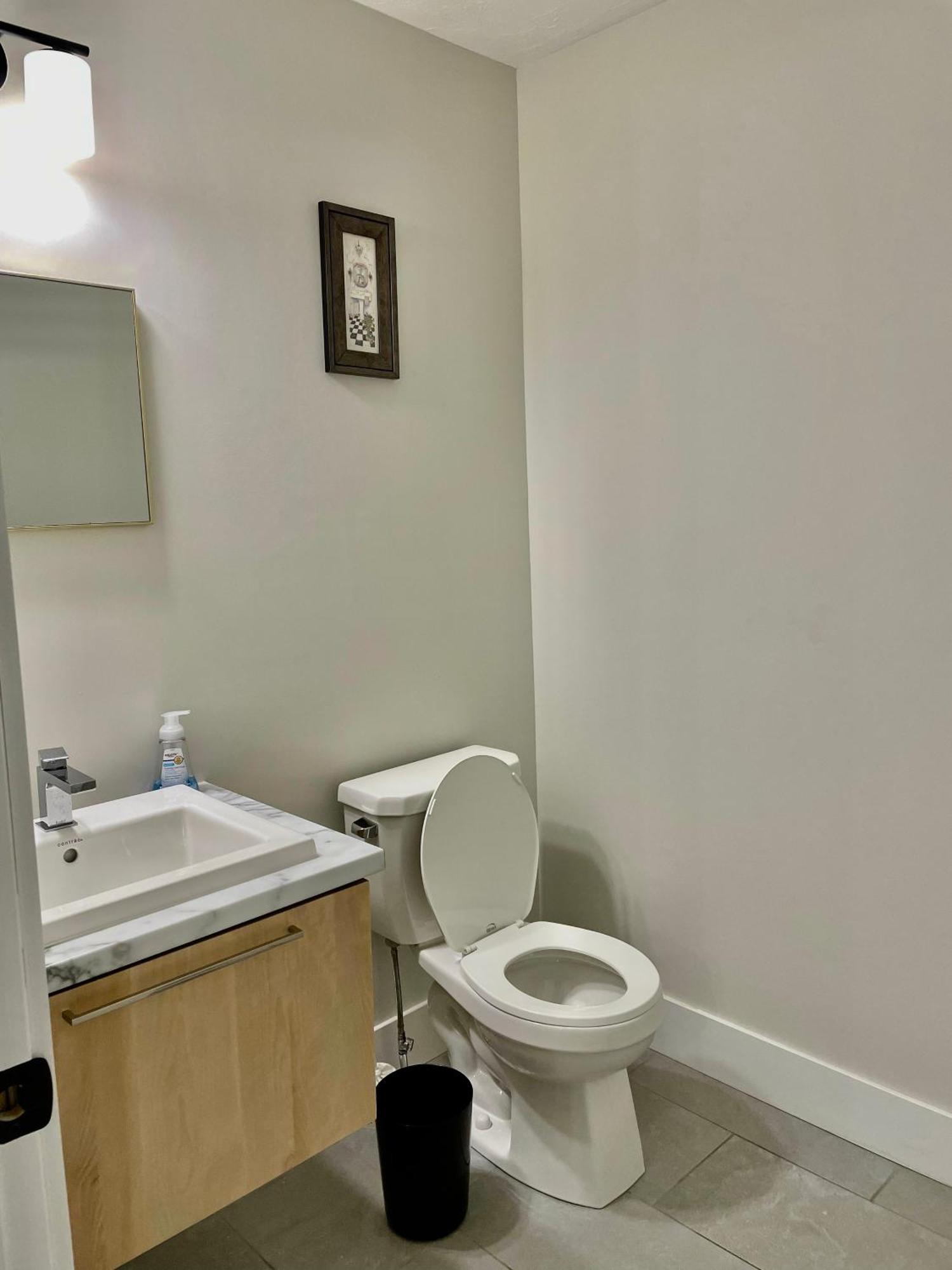 Modern Vac Home, Private Hot Tub, Close To Airport Apartment