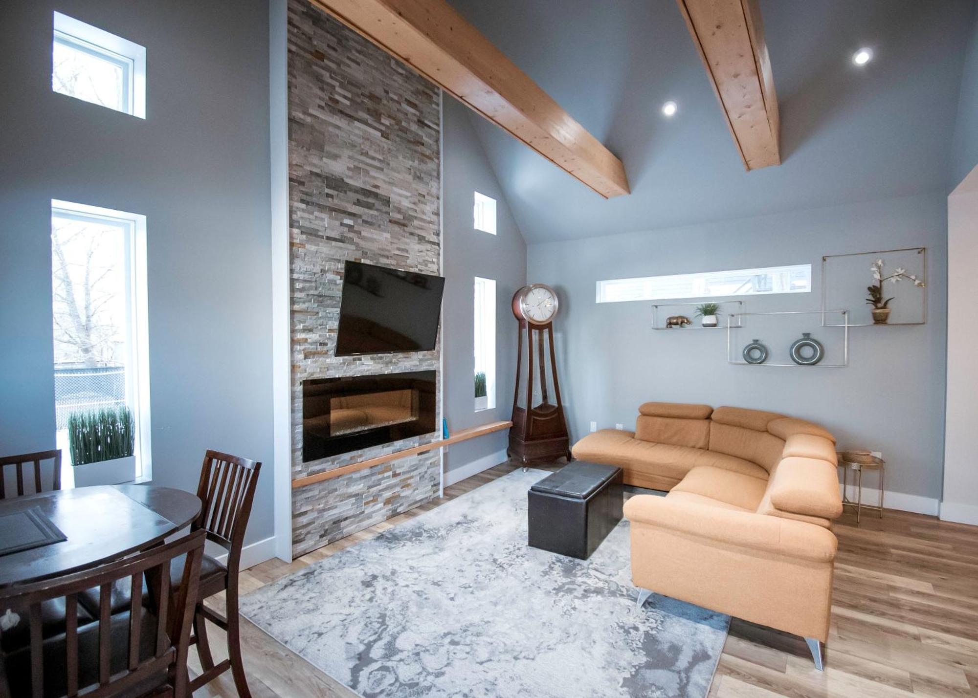 Cozy One Bedroom Apartment- Downtown