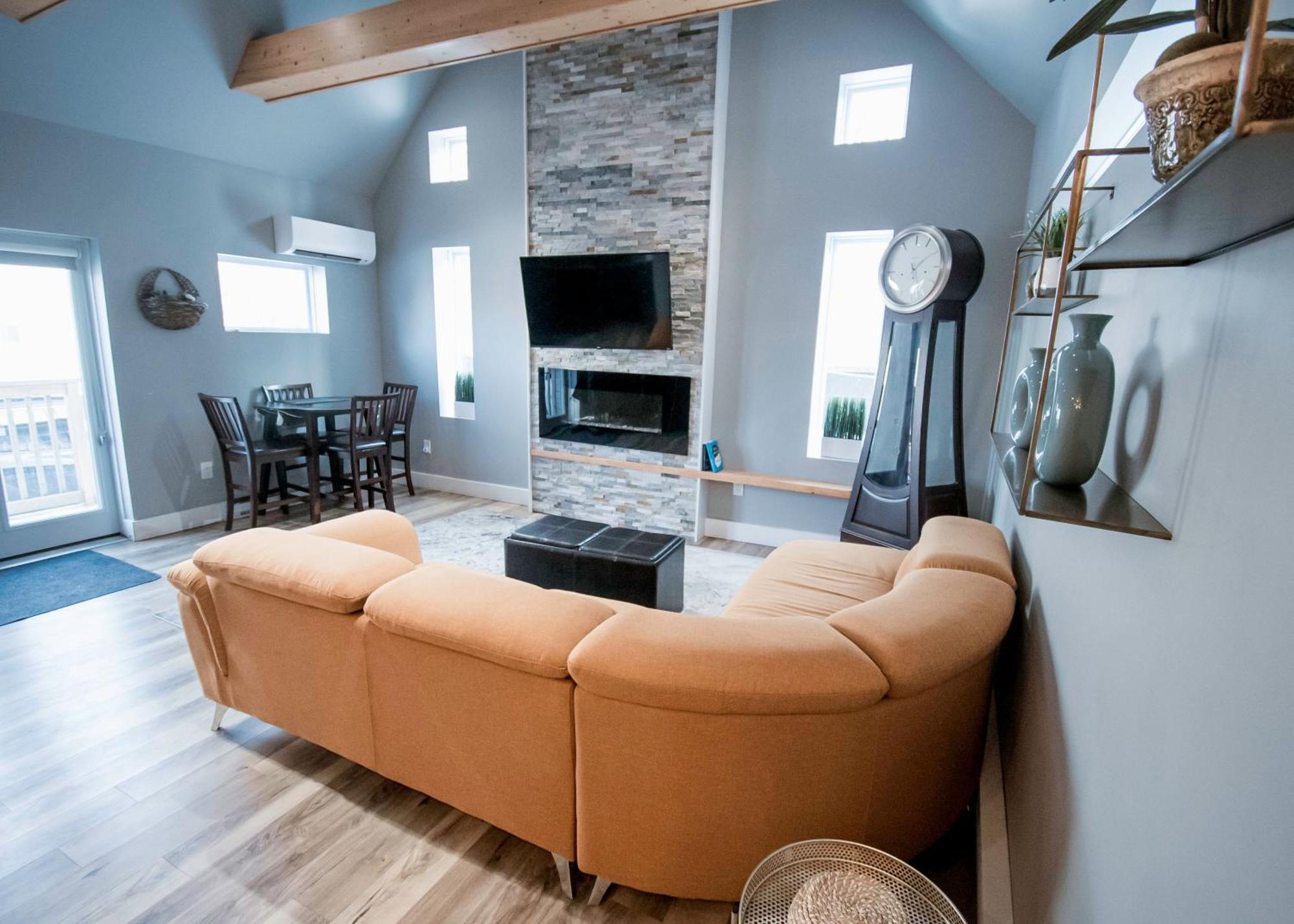 Cozy One Bedroom Apartment- Downtown Apartment Moncton
