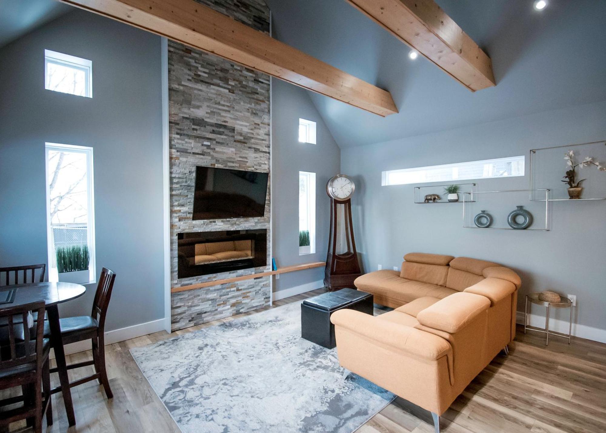 Cozy One Bedroom Apartment- Downtown *