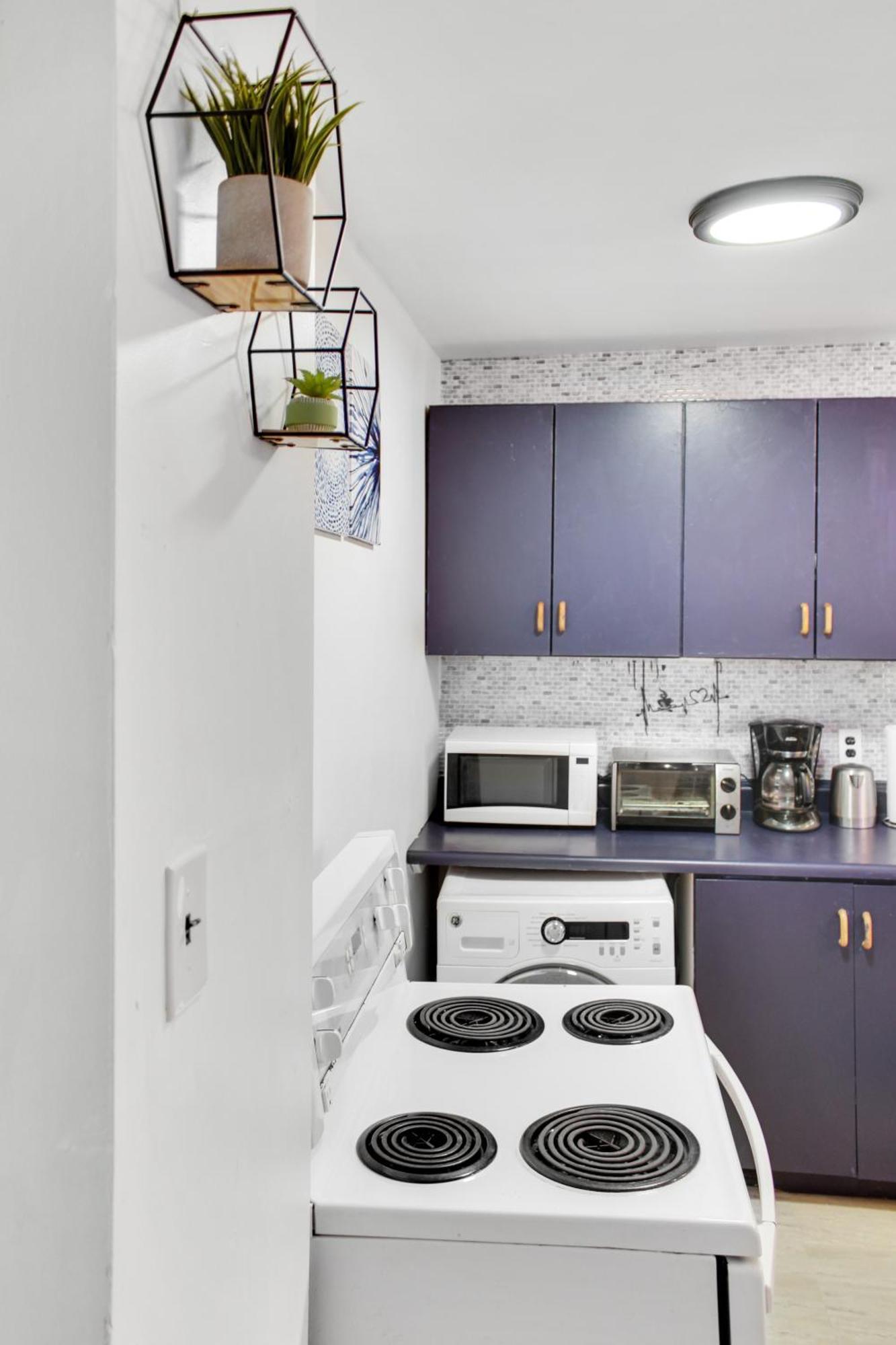 Entire Near Yqm, Nbcc, Champlain Mall And Hospital Apartment
