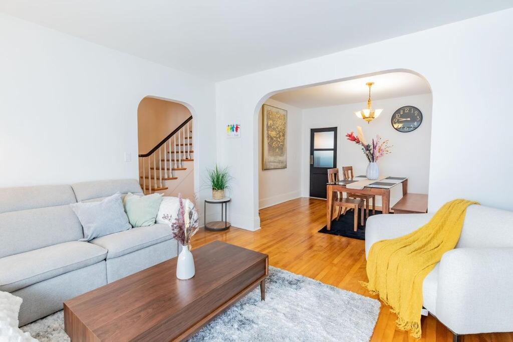 Modern 5 Bedroom Downtown Heritage Holiday home *
