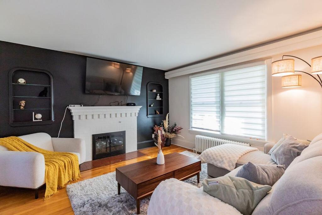 Modern 5 Bedroom Downtown Heritage Holiday home *