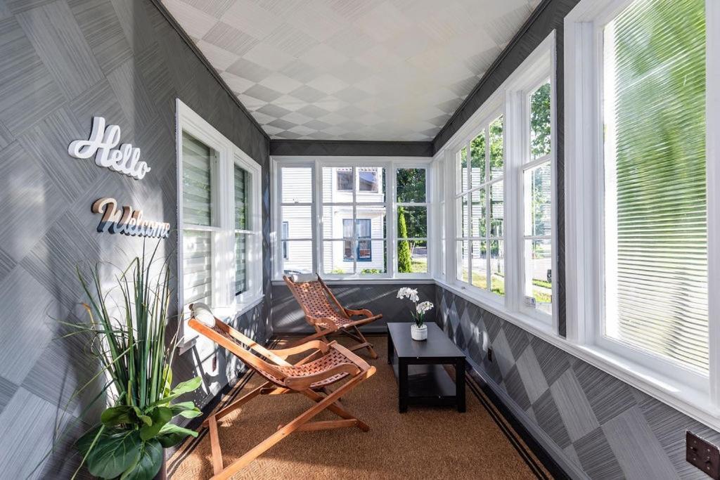 Modern 5 Bedroom Downtown Heritage Holiday home *
