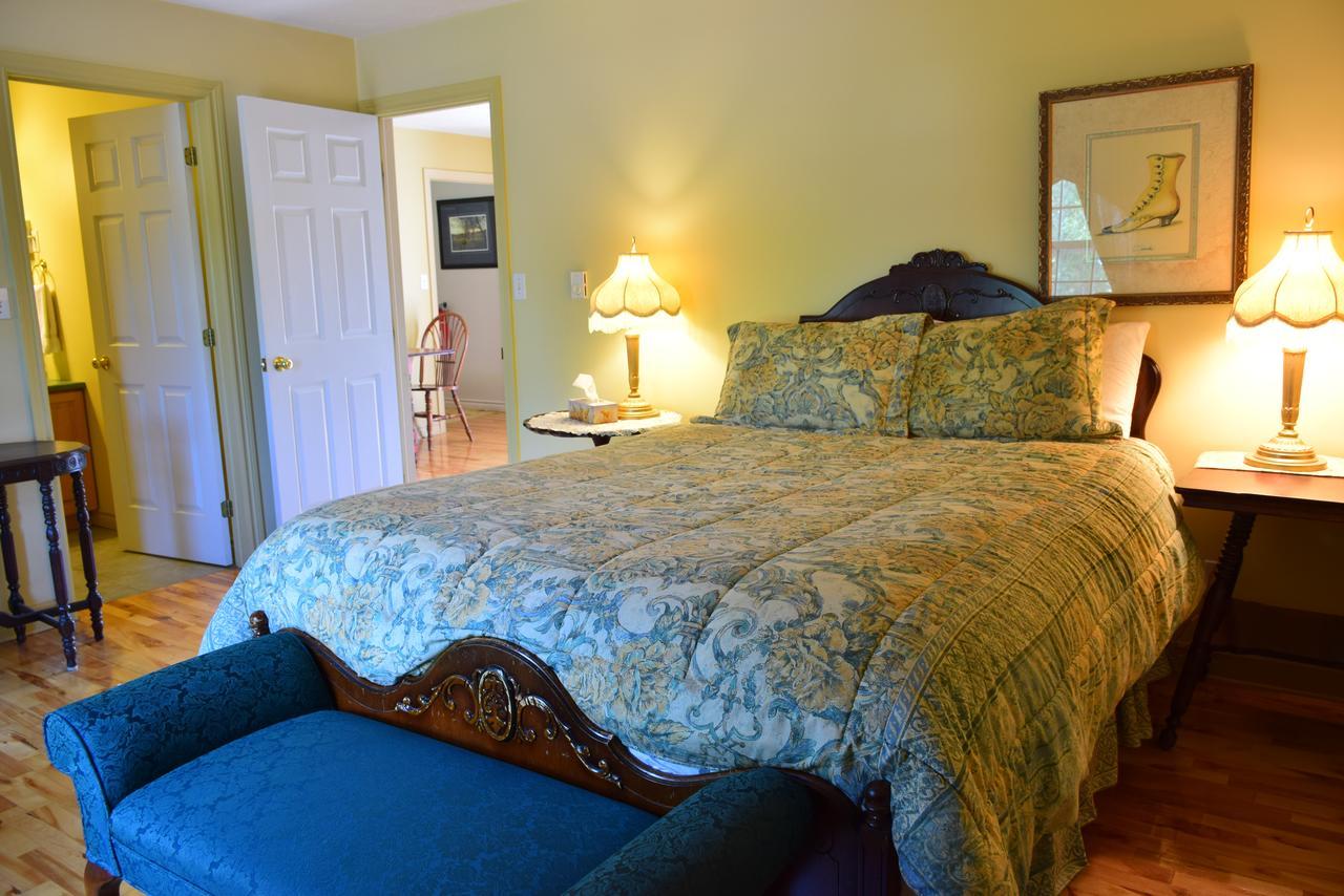 Wild Rose Hotel